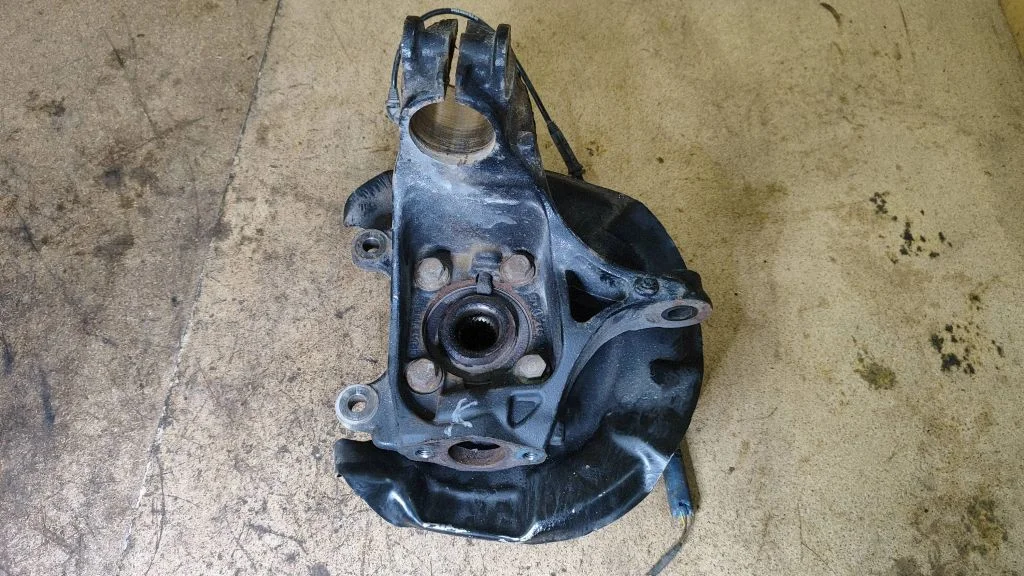 Front wheel hub – right