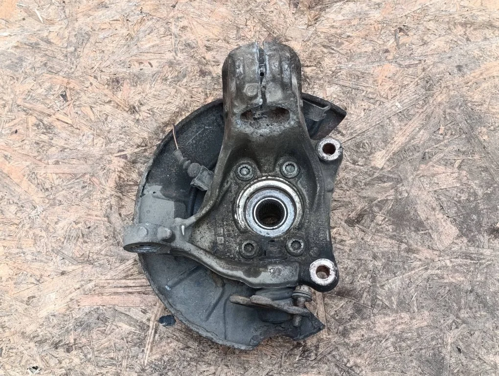 Front wheel hub – left