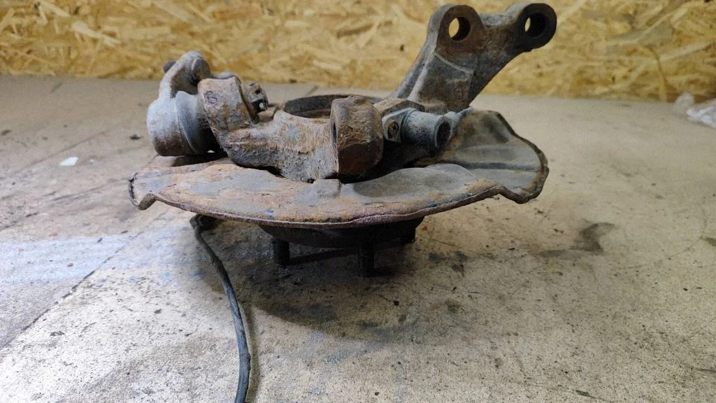 Front wheel hub – right