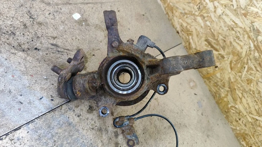 Front wheel hub – left