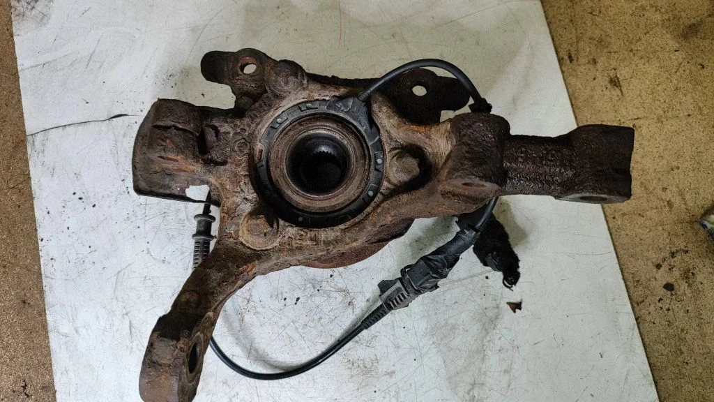 Front wheel hub – right