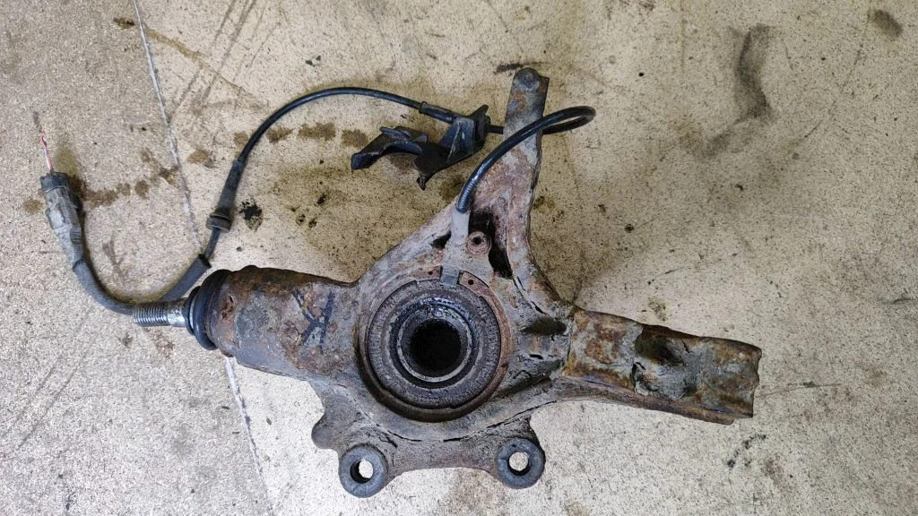 Front wheel hub – left
