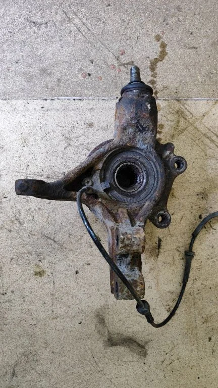 Front wheel hub – right