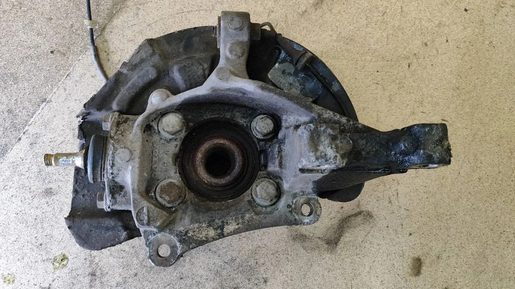Front wheel hub – left