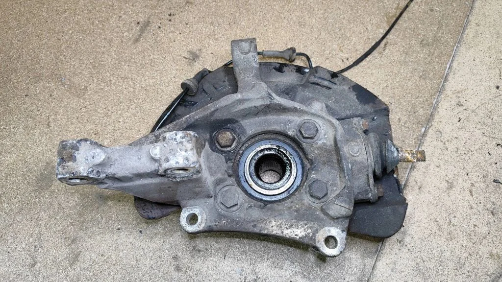 Front wheel hub – right