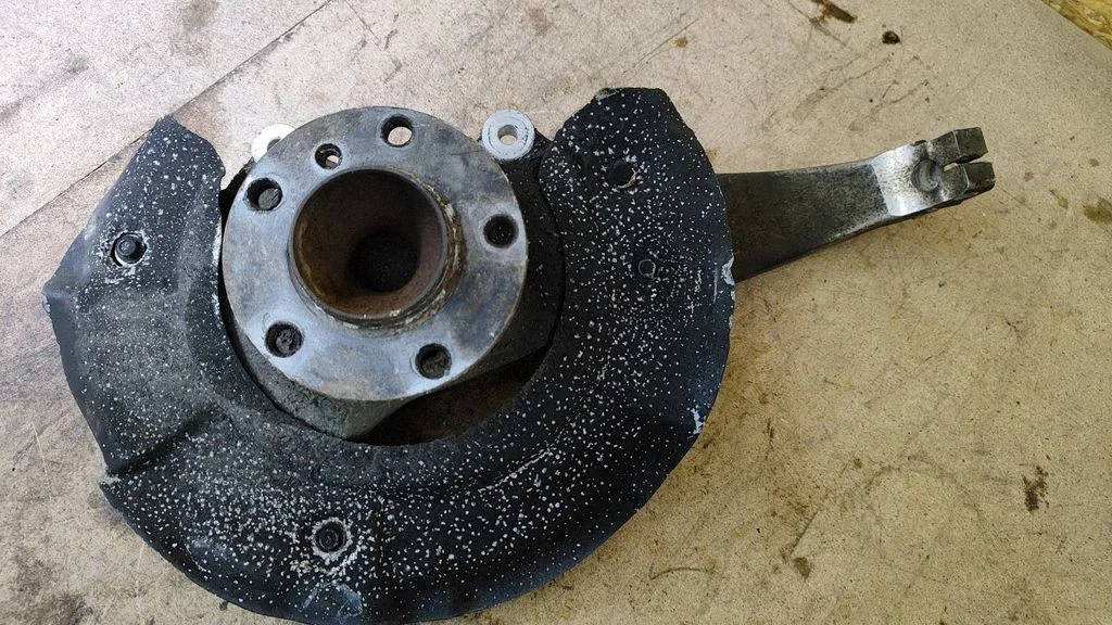 Front wheel hub – right