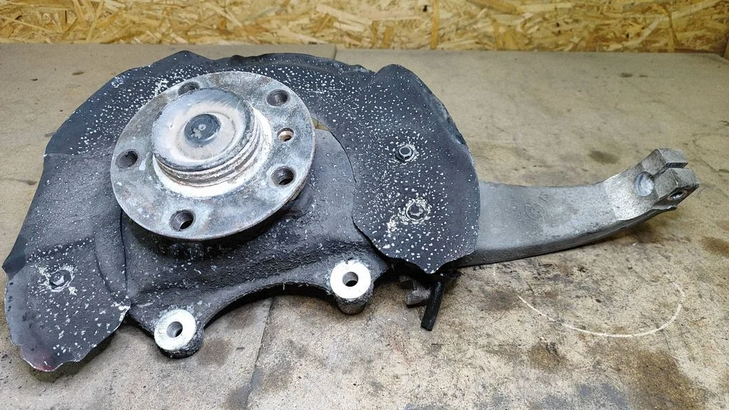 Front wheel hub – left
