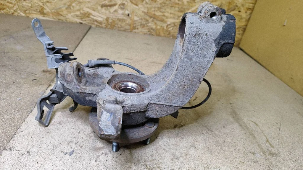 Front wheel hub – right