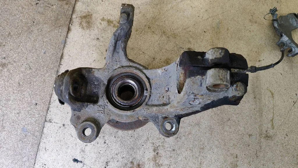 Front wheel hub – left