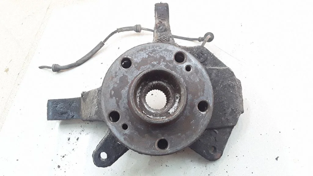 Front wheel hub – left