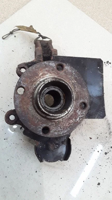 Front wheel hub – right