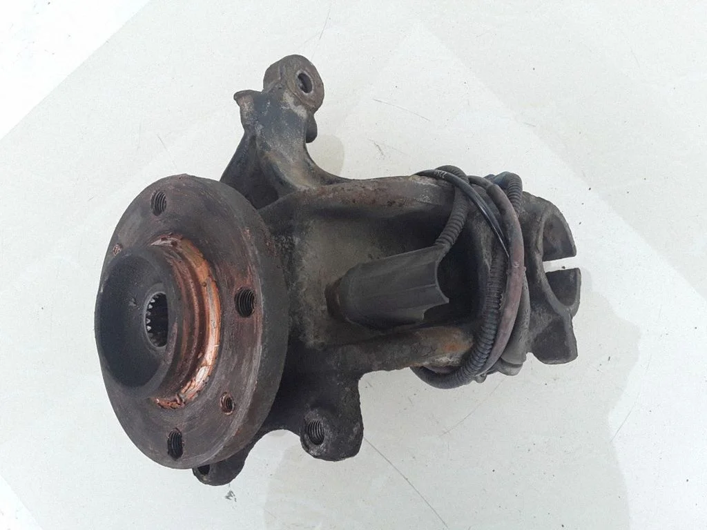 Front wheel hub – right