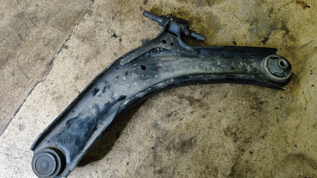 Front lower control arm/wishbone – right