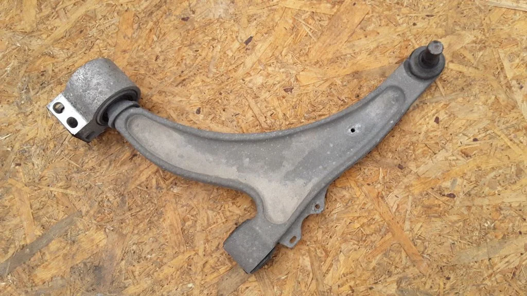 Front lower control arm/wishbone – left