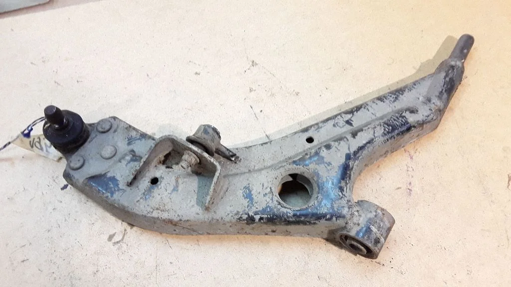 Front lower control arm/wishbone – right