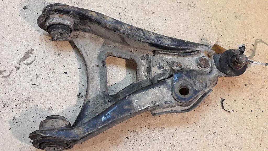 Front lower control arm/wishbone – right