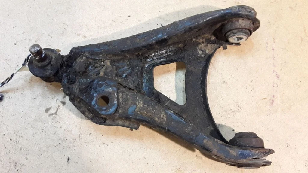 Front lower control arm/wishbone – left