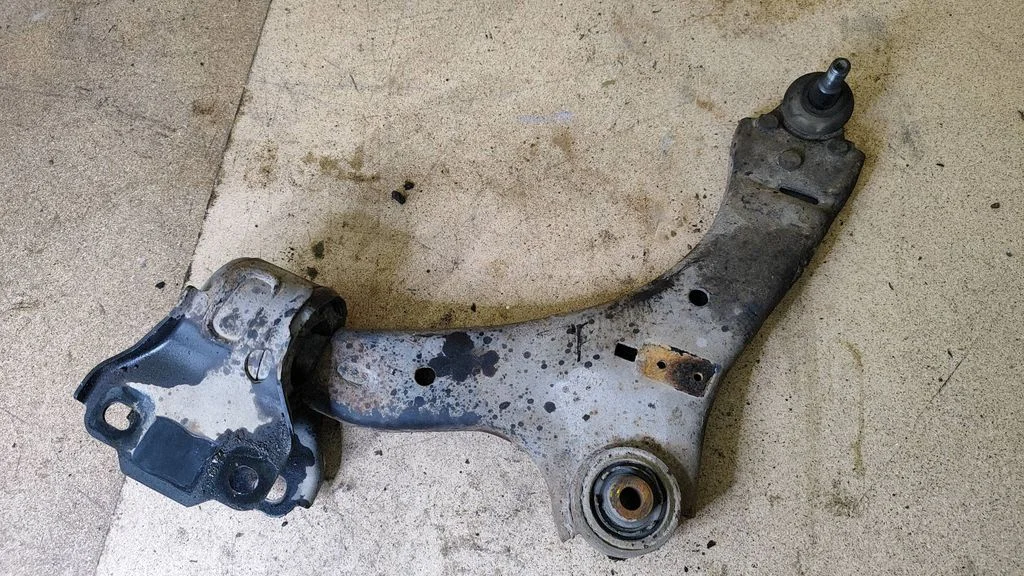 Front lower control arm/wishbone – left