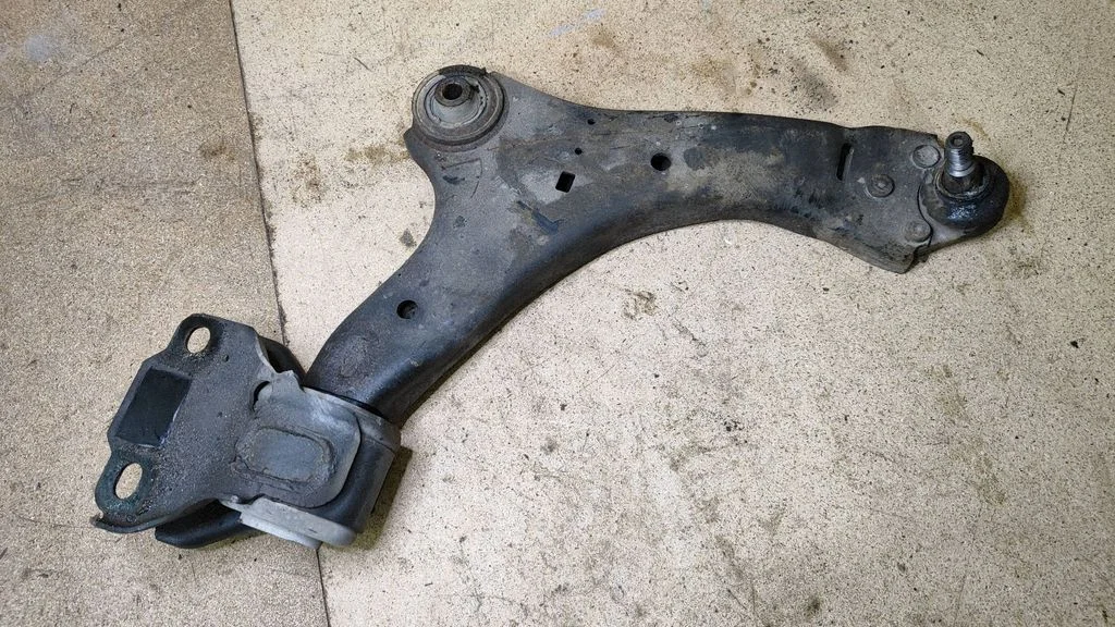 Front lower control arm/wishbone – right