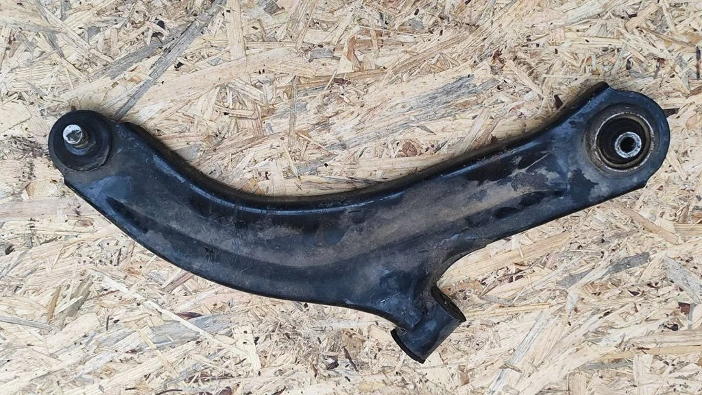 Front lower control arm/wishbone – right