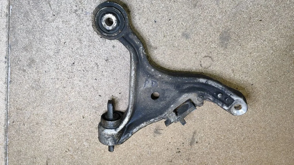 Front lower control arm/wishbone – Volvo V70 (2000-2004)