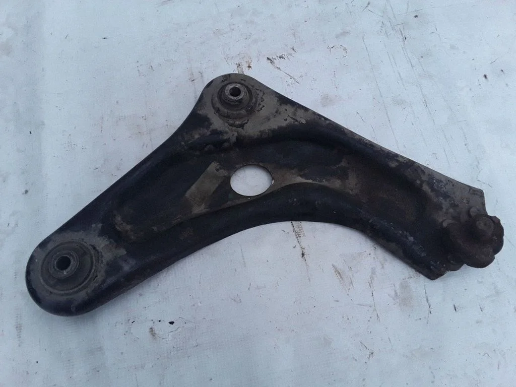 Front lower control arm/wishbone – right