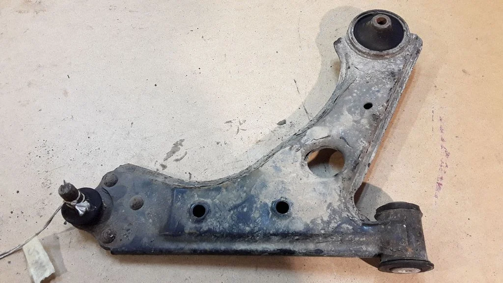 Front lower control arm/wishbone – right