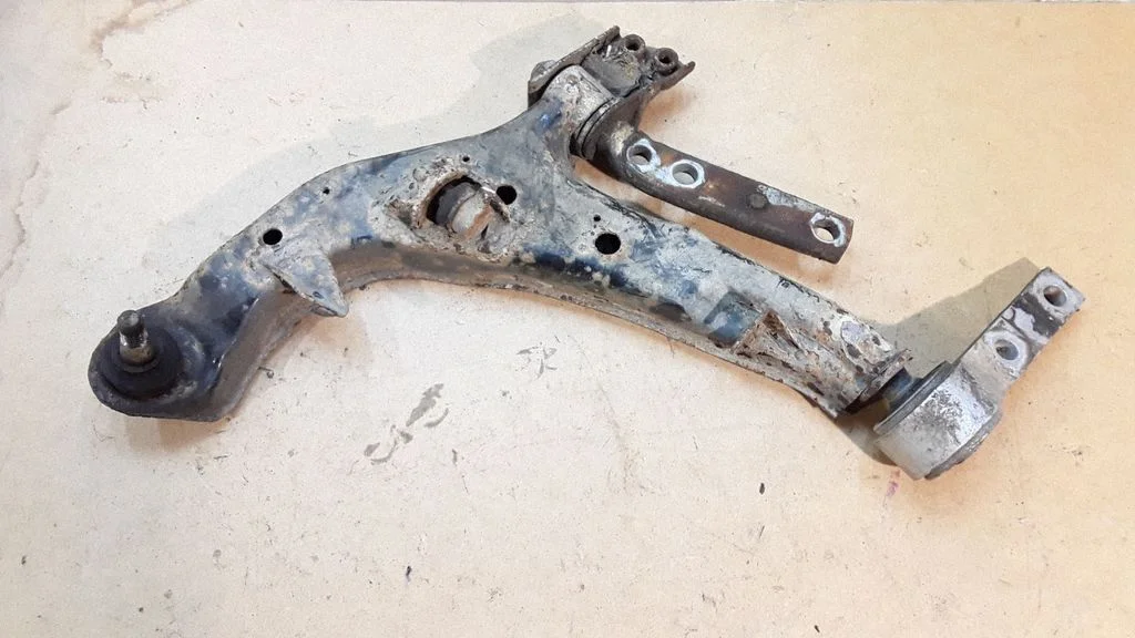 Front lower control arm/wishbone – left