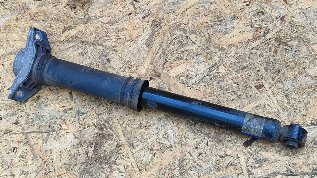 Rear shock absorber/damper 562106UM3A