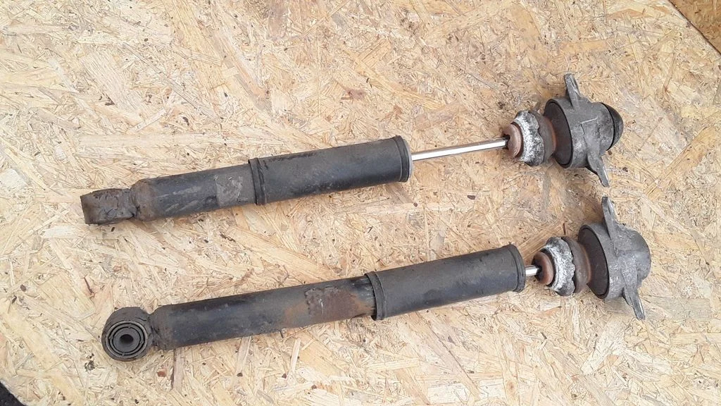 Rear shock absorber/damper