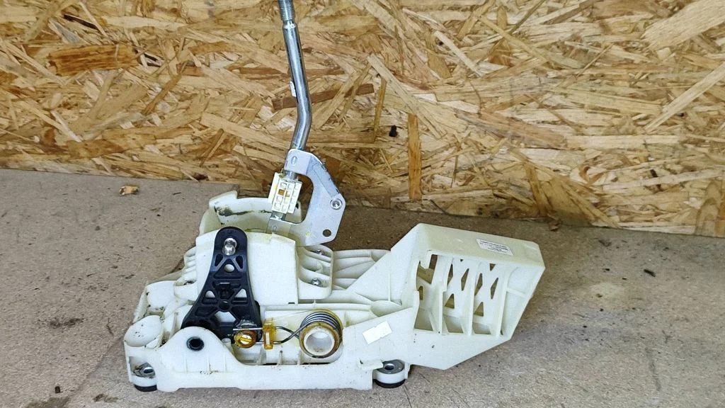 Gear selector mechanism 7G9R7C453CKD