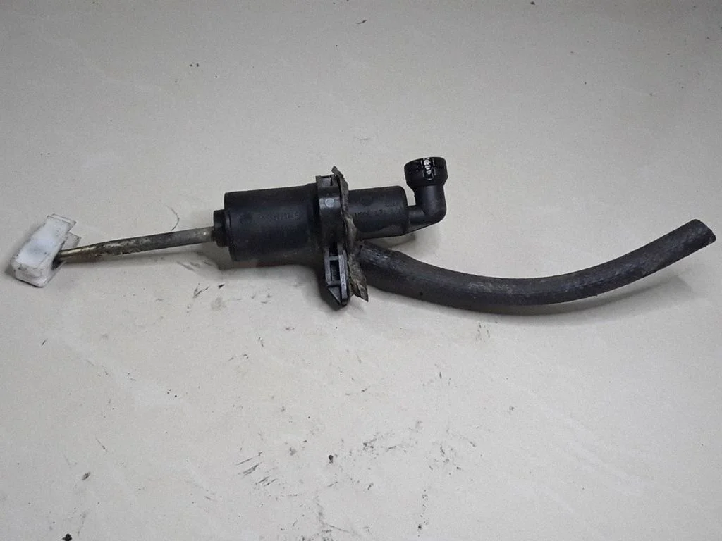Clutch master cylinder – Volkswagen Golf IV (1998-2005)