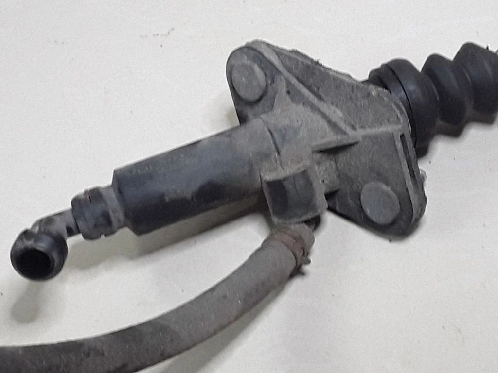 Clutch master cylinder – Volvo S60 (2001-2004)