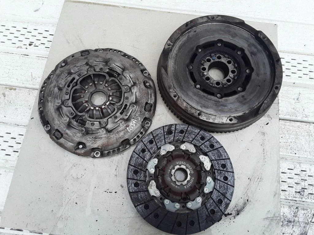 Clutch set kit – Toyota Avensis T250 (2006-2009)