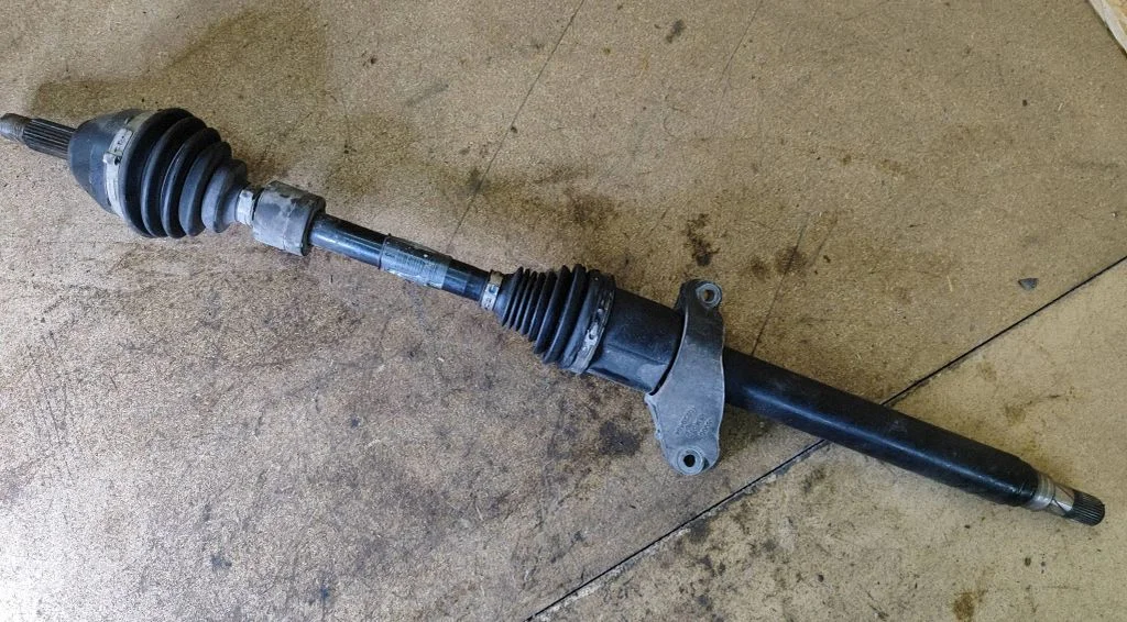 Front driveshaft 9809174