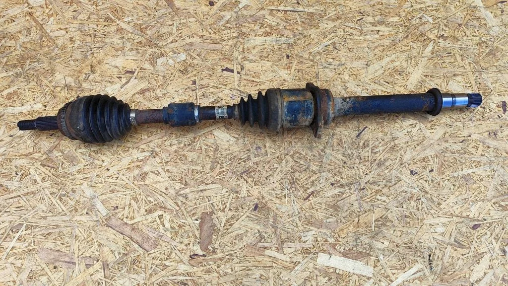 Eesmine pooltelg – Toyota Avensis T250 (2006-2009)