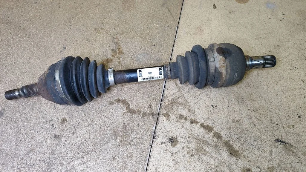Front driveshaft 13245912