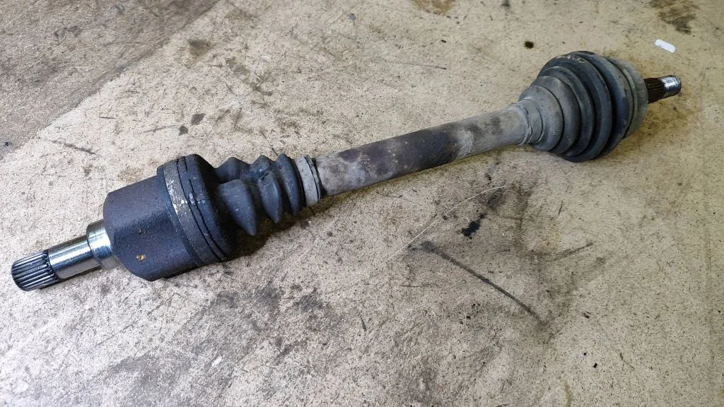 Front driveshaft – left
