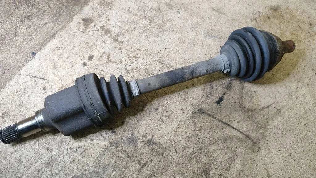 Front driveshaft – left