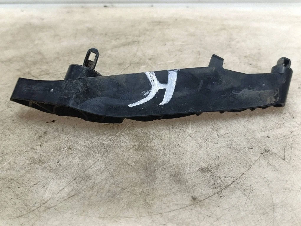 Front bumper mounting bracket – Lexus IS 220D-250-350 (2006-2013)