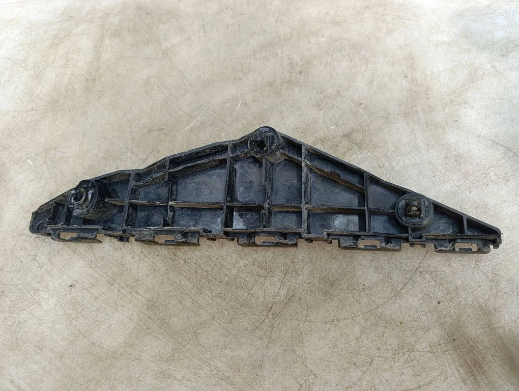 Front bumper mounting bracket – Toyota Avensis T270 (2009-2012)