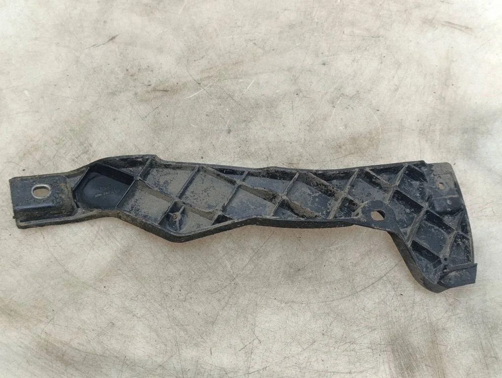 Front bumper mounting bracket 3R0807201
