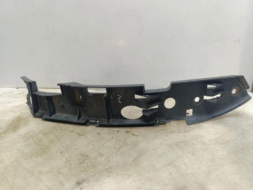 Esistange kinnitusklamber 7L6807184C