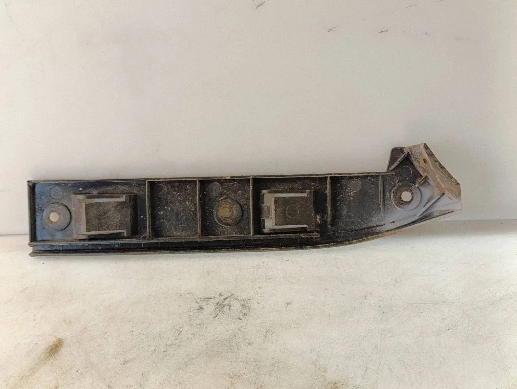 Front bumper mounting bracket – Volkswagen Golf IV (1998-2005)