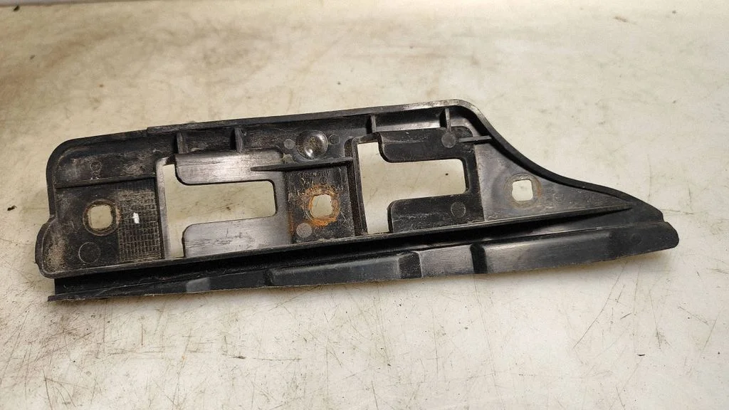 Front bumper mounting bracket – Volkswagen Golf IV (1998-2005)