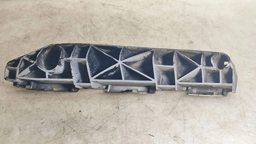 Front bumper mounting bracket – Lexus IS 220D-250-350 (2006-2013)
