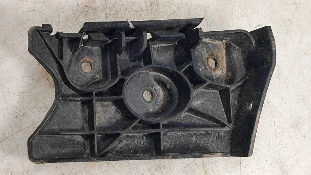 Esistange kinnitusklamber 5P0807183A