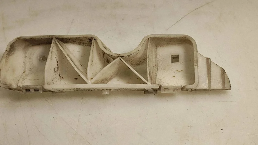 Front bumper mounting bracket 62223JD000