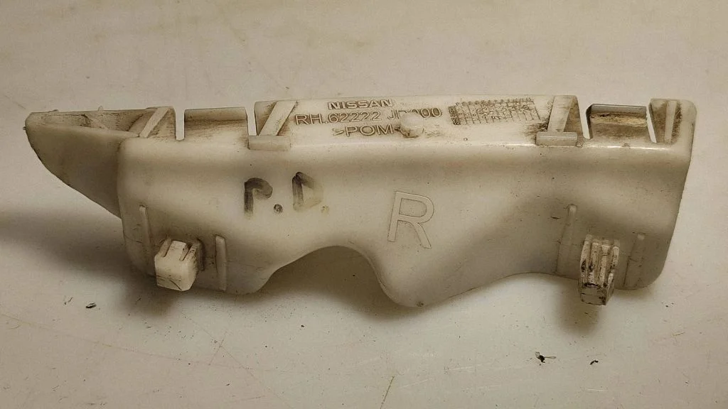 Front bumper mounting bracket 62222JD000