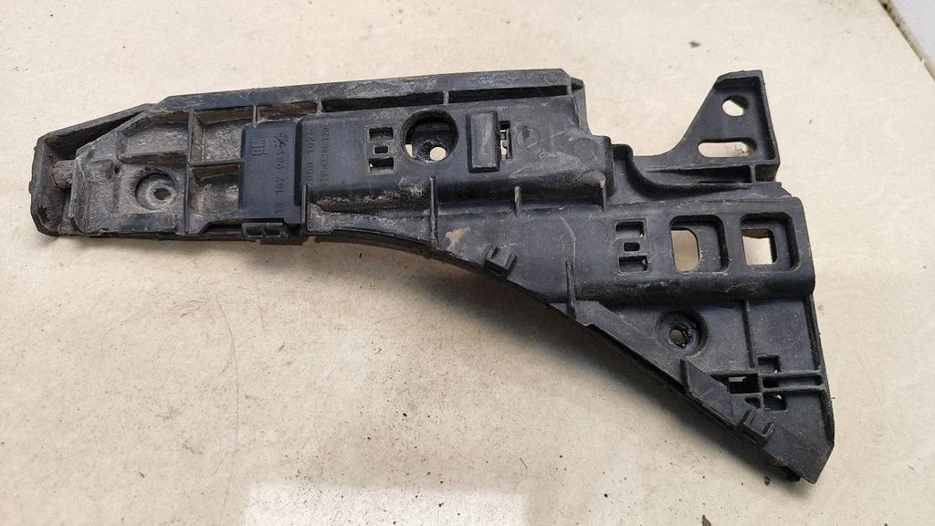 Front bumper mounting bracket – Opel Vectra C (2002-2005)